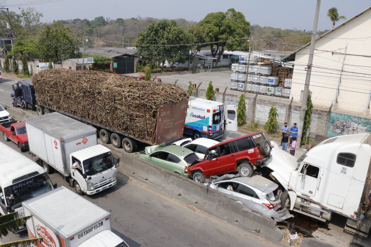 PNC El Salvador al Twitter: "Atendemos accidente de tránsito ocurrido en el kilómetro 10 de la carretera Troncal del Norte. En el percance están involucrados 12 vehículos, los cuales son: 2 rastras