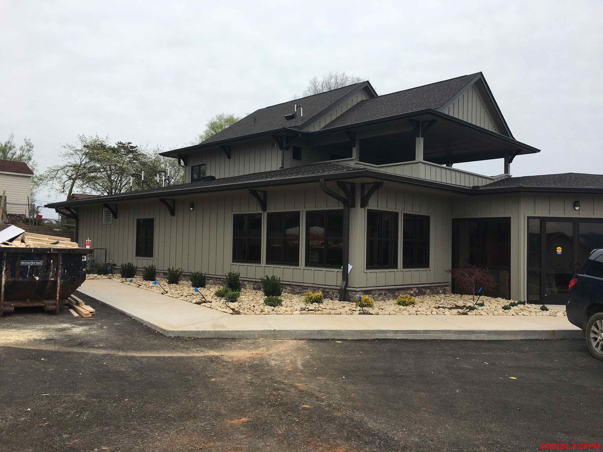 HEARONCONST's tweet photo. @JamesHardiePH siding and soffit. Wooden support brackets! https://t.co/fHbhn5abvU