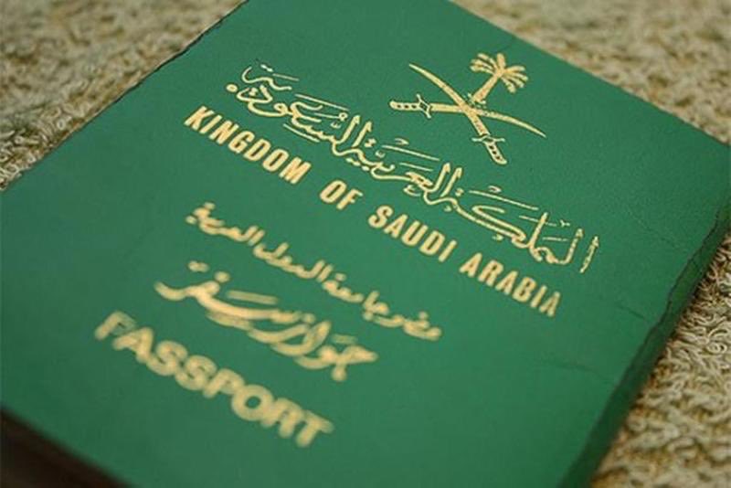 جوازك إن غدا أخضر
وبه السيفين والنّخله

فلا والله تتكدّر
دروبك سالكة وسهله

سعودي يحق لك تفخر
بحكام الوطن واهلَه