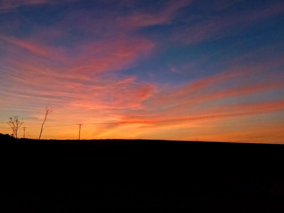 mckinneymura's tweet photo. #sunset #derrydonegal #SocialDistancing #remoteinspiration #walkingfromhome #freshair #Colourpop https://t.co/rzNtcMRrjt