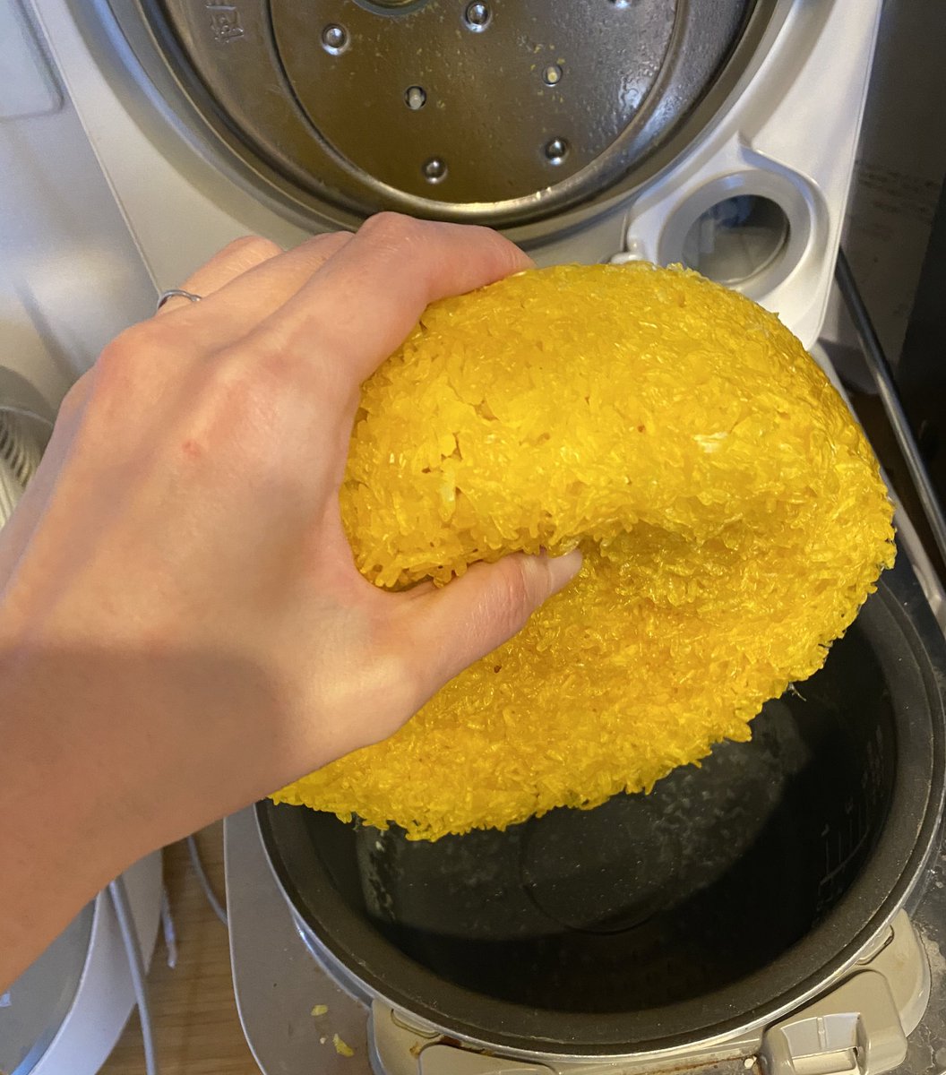 global_8nohe_'s tweet photo. 朝起きたら炊飯器が開けっぱなし。泣く〜😭ターメリックライスよ、本当にごめん。 https://t.co/hFyY6viIIJ