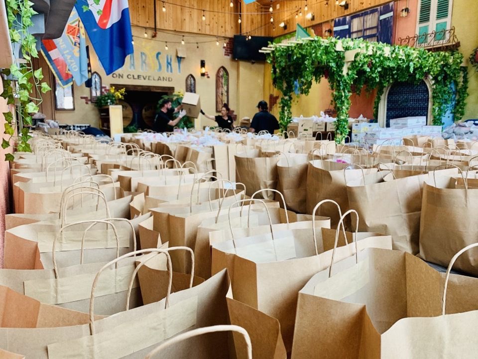 juannick3's tweet photo. Giving a shout out to my job of 4yrs! Since Covid-19 @clearskycafe has been filling 100s of their employees fridges &amp; pantries, w/ their money! So while we lack income, we can still feed our families! Pls rt so we can show others their great example!! 🌻🥰🙏🏻#AloneTogether #gr8ful https://t.co/Ov89aC8SEs