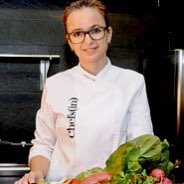 JCCapel's tweet photo. La cocinera @mmargalida lleva años cambiando a diario con gran éxito el menú de su rte #Micelis. Dificilísimo A fuerza de visitar el mercado de #Inca ha montado otro rte entre los puestos que la abastecen. Lo contó en @madridfusion y nos lo recuerda ahora https://t.co/ls0zAuCweU https://t.co/StKt3fYfVM
