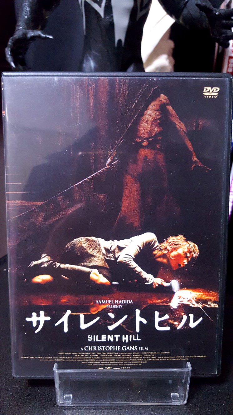 ミウ サイレントヒル を鑑賞 通常こういうゲームやアニメの実写て全然面白くないっていうのが定番なんですがこれは面白いです 映画館で観た第一印象はゲームの持っている世界観を出来るだけ忠実に再現って感じ 監督の本作への意気込みや
