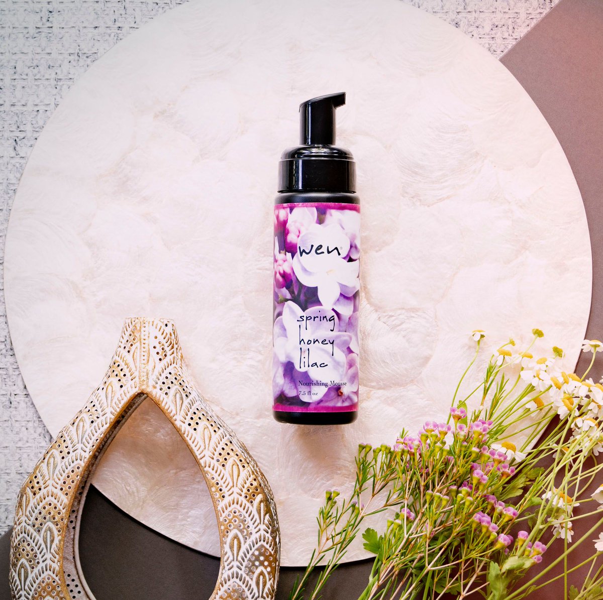 wenbychazdean's tweet photo. Did you know that the WEN® Spring
Honey Lilac collection was inspired
by Chaz Dean’s childhood memories
of his mother’s garden?🌹
You can find the full Spring Honey Lilac seasonal collection on our website https://t.co/ynEQwdWG5d!👆
#WENhair #volumizingproducts #haircare https://t.co/W1rUuQgker