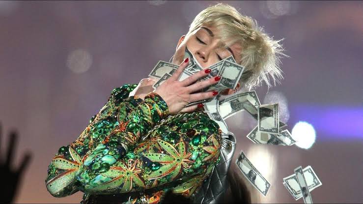 com apenas 4 turnês mundiais, miley lucrou mais de $235 MILHÕES de dólares e possui uma fortuna estimada de mais de $200 milhões.