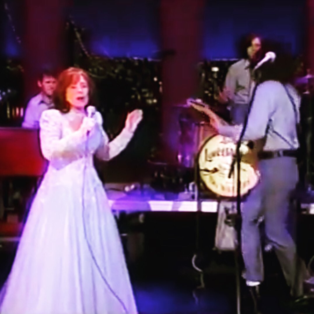 catdailmusic's tweet photo. Happy birthday to the 1-&-only #LorettaLynn 💫🙌🏼👑 This pic #bts when she & #JackWhite & #TheDoWhatters rehearsed “Oregon” from #VanLearRose 🌹4the #LettermanShow at Ed Sullivan Theater 🤩🔥🎵⭐️ #CoalMinersDaughter #OpryQueen #WhiteStripes #LateShowWithDavidLetterman #Inspiration https://t.co/tgGRlFxRT3