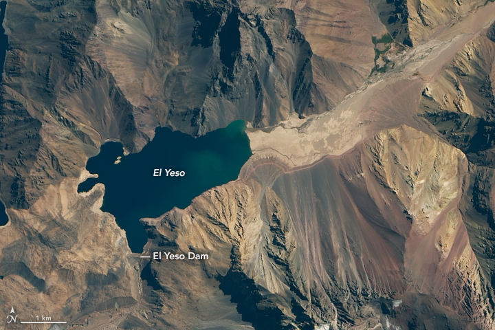 GeoparqueMaipo's tweet photo. LA NASA HABLA DEL CAJÓN DEL MAIPO EN SU FOTO DEL DÍA

NASA ha publicado un preocupante artículo acerca de la megasequía en Chile Central. Comparten dos fotografías del embalse El Yeso, donde se ve una dramática disminución de su volumen de agua en los últimos 4 años (2016-2020). https://t.co/IuG13KKH50