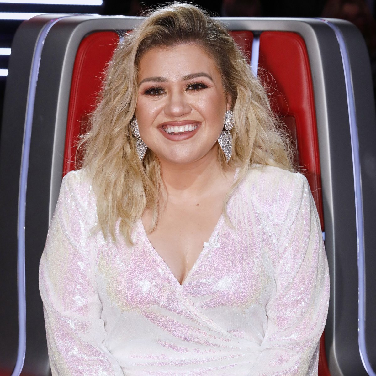 NBCTheVoice's tweet photo. Ok but how perfect is @KellyClarkson's #VoiceKnockouts look? ❤️🔥 https://t.co/EFPPiMoN1g