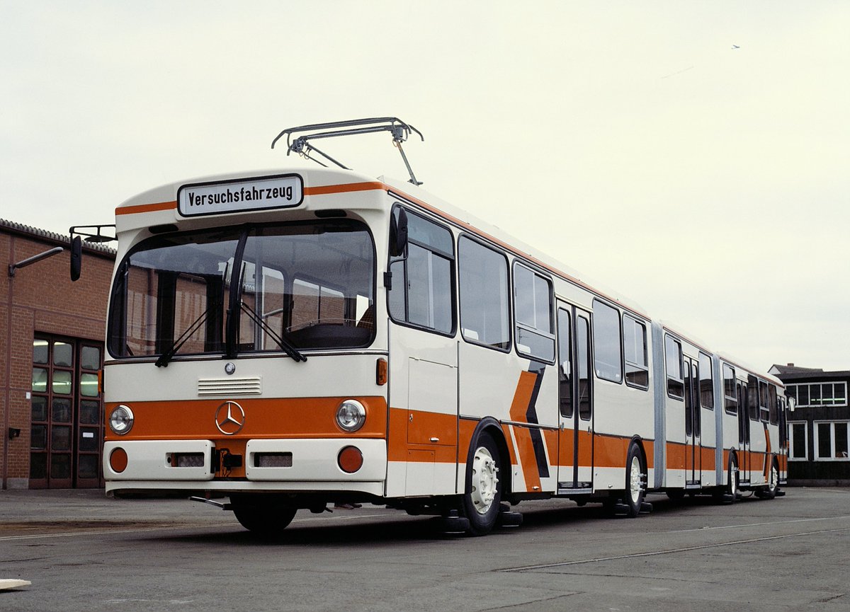 Quelques bus à très forte capacité, voulant concurrencer le tramway(mais qu'on ne verra jamais en France car trop longs selon la loi)Crédits : (1 - trouvé sur lineoz; 2&4 - proviennent de wikipédia; 3 - copyright  @Daimler)