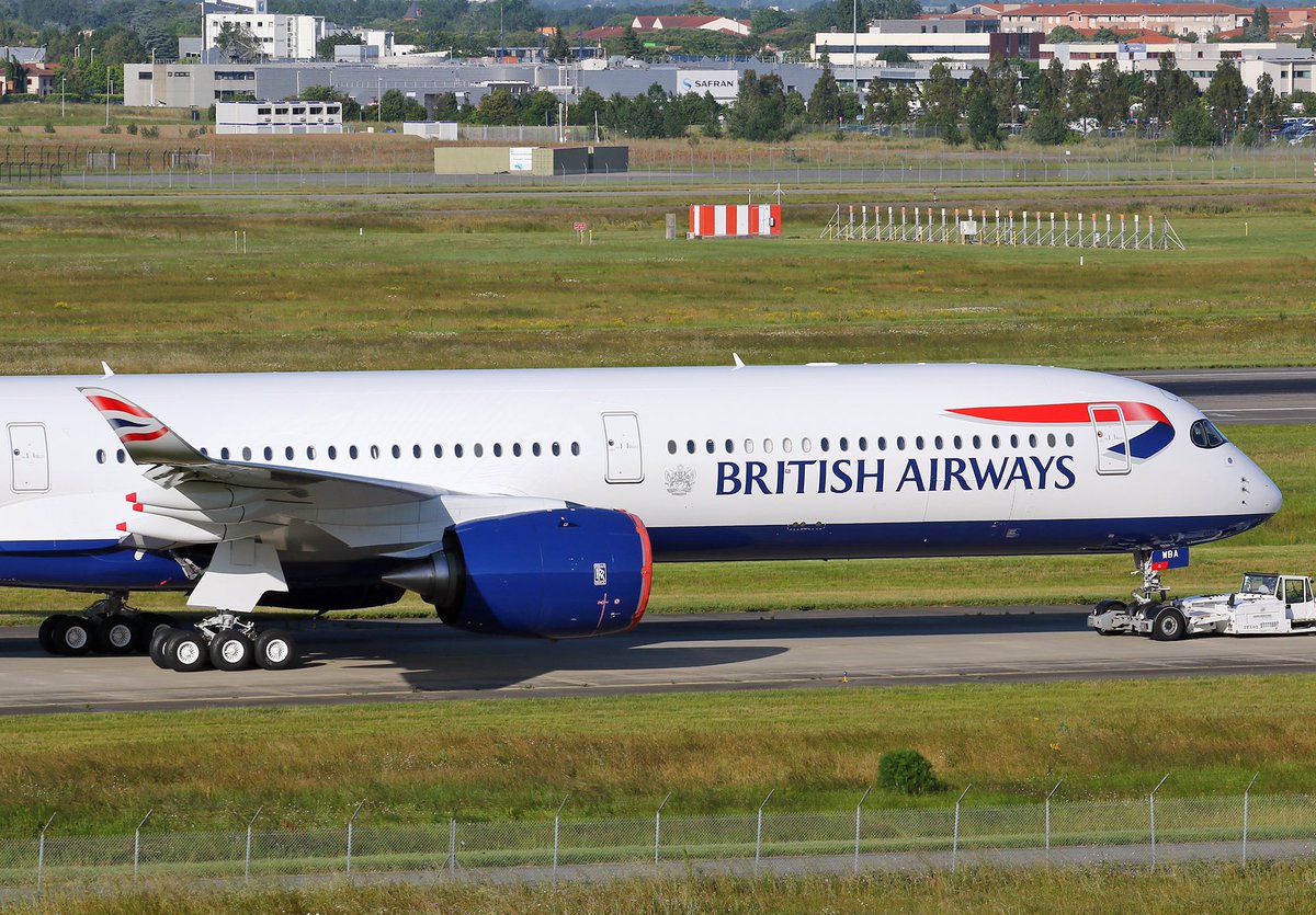 airwaysmagazine's tweet photo. A British Airways (BA) Airbus A350 clipped wings with a parked Emirates (EK) Boeing 777 while taxiing for a cargo flight at Dubai International Airport (DXB).

https://t.co/5oQDEtkI5L https://t.co/tVGEI5UO4m