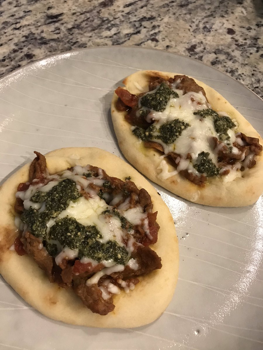 bonitaxlinda's tweet photo. Caprese steak strips mini flatbreads with mozzarella π
#ChefLin https://t.co/Ypm6uUQ8Ol