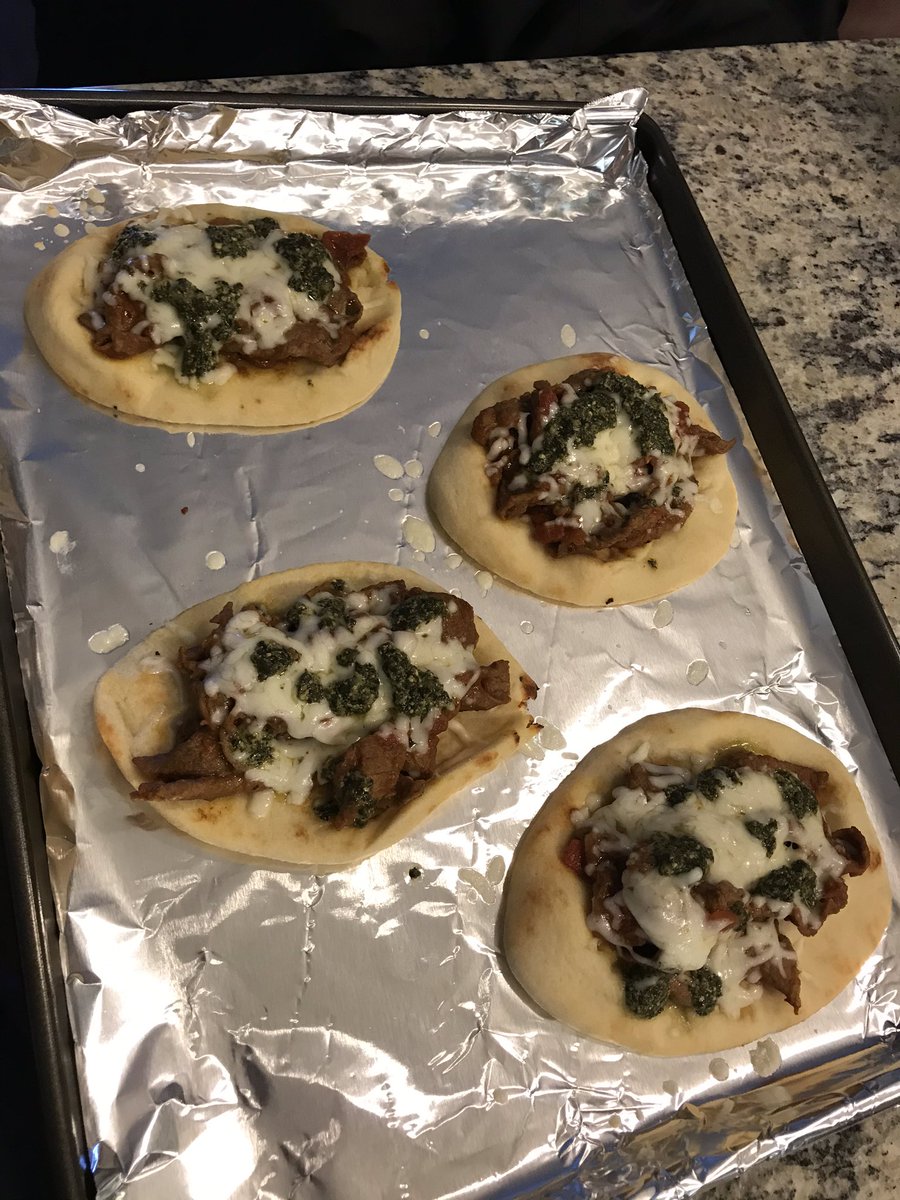 bonitaxlinda's tweet photo. Caprese steak strips mini flatbreads with mozzarella π
#ChefLin https://t.co/Ypm6uUQ8Ol
