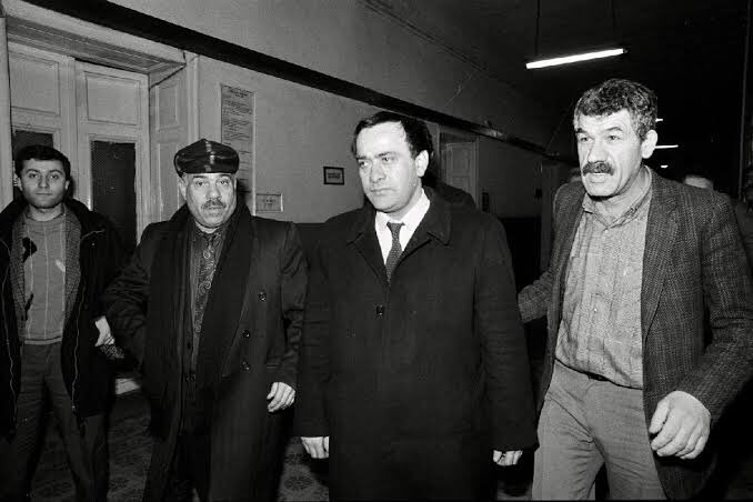 Serbest kalabilmesi için yanında 80 bin kişiyi daha serbest bıraktıran adam Alaattin Çakıcı. Sedat peker gibi çakma oğlanlara dersini vermek için geliyor.