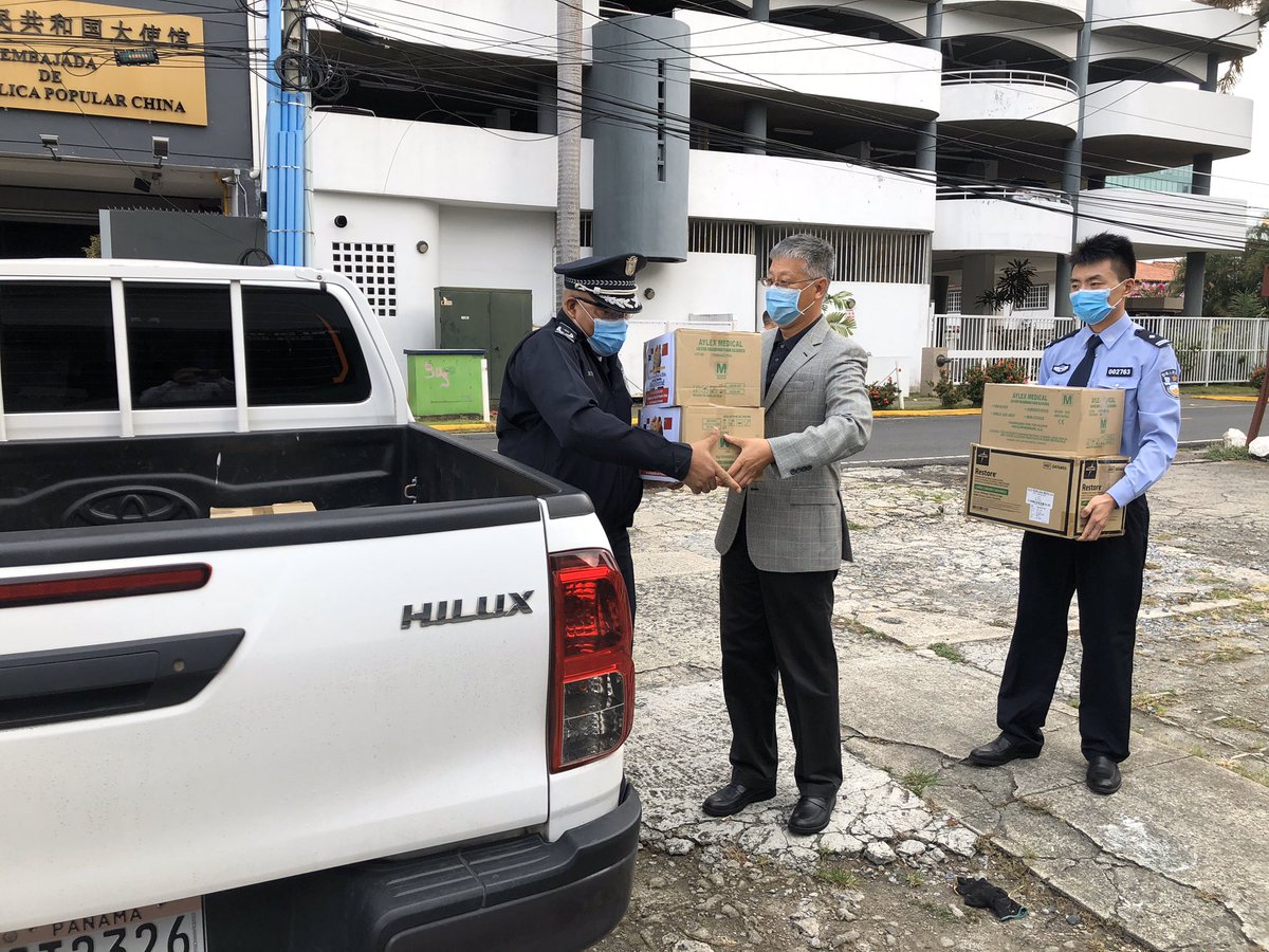 1 honor transmitir, con 1 codazo con mi mayor Wilfredo Martínez, nuestros sentimientos d admiración a <a href="/ProtegeryServir/">Proteger y Servir</a> por su labor esencial al servicio de la comunidad en estos tiempos d crisis. La #EmbajadaChinaEnPanamá se siente parte d esta comunidad y desea aportar en algo.