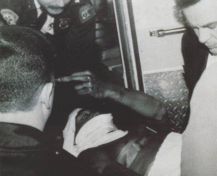 2pac étant incarcéré a entendu le son " Who Shot Ya ? " ( Qui t’as tirer dessus ? ) de Biggie qui va directement lui faire penser que Biggie est derrière la fusillade de 2pac du 30 Novembre 1994 a NY ou 2pac a pris plusieurs balles.. (Classique cette photo)