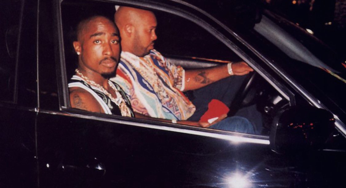 Ils roulent ils roulent ils roulent puis nouveau coup de chance ils tombent sur le convoi de Pac. Dans la voiture, uniquement Suge qui conduit et Pac passager. (Dernière photo de 2pac en vie prise par un fan genre 10min avant)