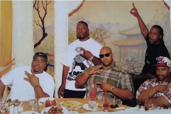 Les 4 meurtres tous commanditer par MonkeyMan George aka G-Ru alors qu’il y a quelque années auparavant, étaient tous limite comme des frères chez Death Row..(Photo : Big Jake RIP, Buntry RIP, Suge, MonkeyMan G-Ru, Hen Dog RIP)