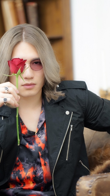 livedoornews's tweet photo. 【！？】人気ツイッタラー「俺」のメジャーデビューが決定
https://t.co/r3UZGnn1gk

1stシングル『薔薇ード』は6分間息継ぎ無しで歌い切る驚愕のバラード曲。俺は「既に400年は一息で歌い続けている」と話した。 https://t.co/pSx2yGXPDm