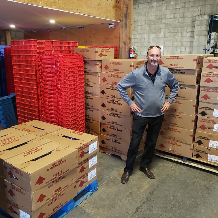 VILoavesFishes's tweet photo. We were thrilled Jeff from @olddutch stopped in to donate 3 pallets of chips! This #delicious #snack is going to make a lot of people happy. Thank you! #Grateful #snacksforeveryone https://t.co/ddJEdVcIff