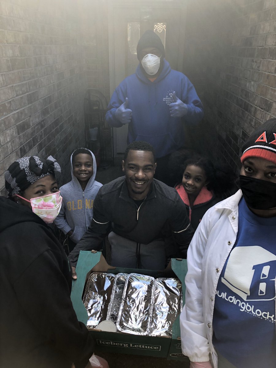 BBMPROGRAM's tweet photo. Another Taco Tuesday helping families of @SCSK12Unified THANK YOU @RidgewayELC @TMobile @eastmemphispizzasubs @DocPayne24 @AllHailSupreme https://t.co/K1mgipaNc2