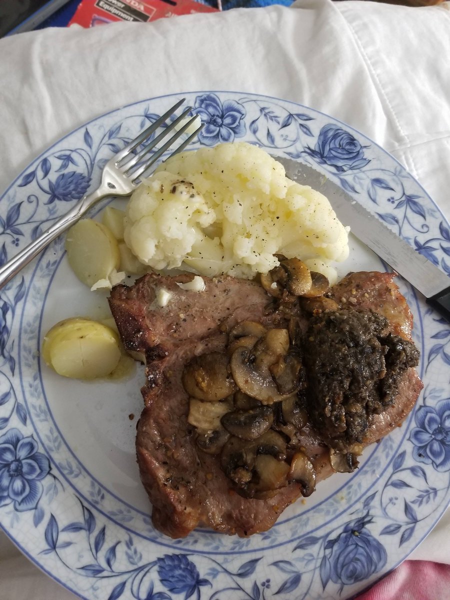 confidentialfun's tweet image. Mmmm..t-bone with homemade black olive tapenade, new potatoes and cauliflower #virtualdinner #dinnerdating