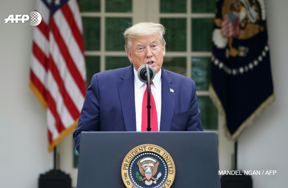 afpfr's tweet photo. Trump annonce qu'il suspend la contribution des Etats-Unis à l'Organisation mondiale de la santé en raison de sa "mauvaise gestion" de l'épidémie du coronavirus #AFP https://t.co/8AdHluRdxC