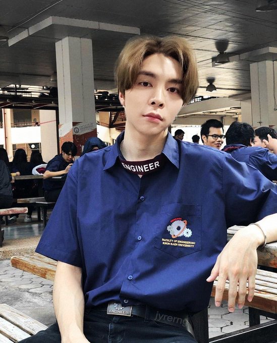 eeunpriki's tweet photo. พี่ว้ากวิดวะ มข ปีนี้แลงจังอ่ะ หล่อไม่ไหว ว่าแต่ทำไมนั่งท่าเดียวกันเลยคะ #NCTfanedit https://t.co/Rl2qBqmdkp