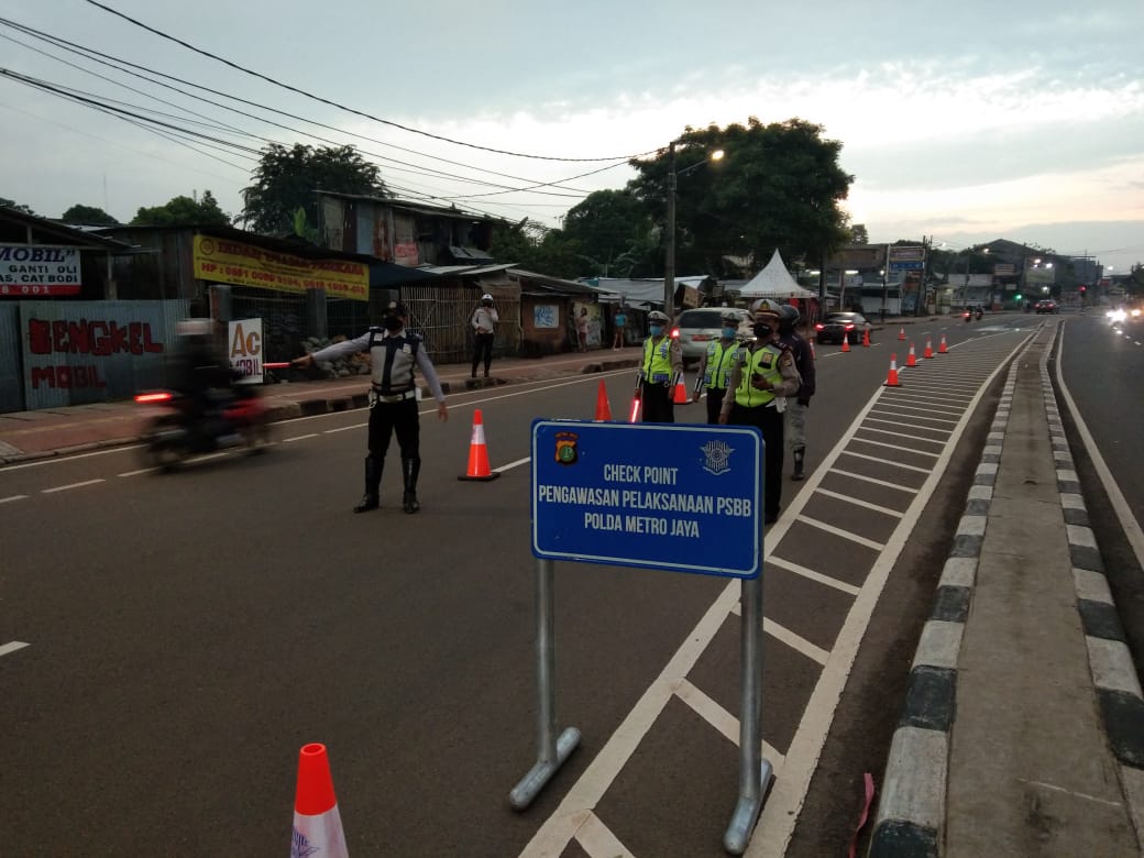 06.06 Sat Lantas Jakbar gabung Dishub memberikan teguran dan himbauan kepada pengendara motor untuk menggunakan masker selama PSBB di Check Point Joglo.