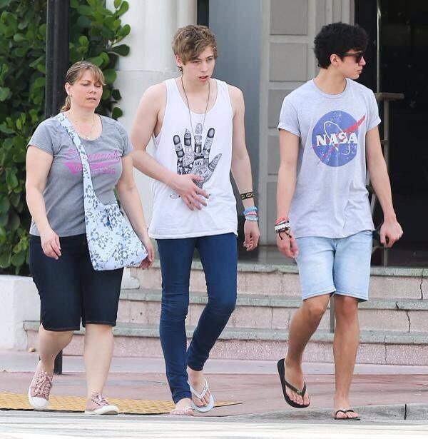 Thread by @Ioverslonely, calum hood wearing flip flops: a cursed thread [.....