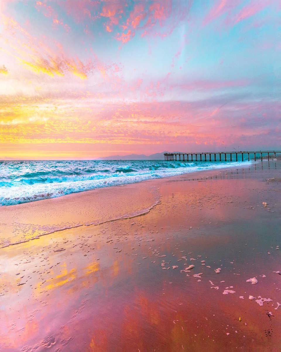 acolorstoryapp's tweet image. 😱🤩 This sunset!!! @marionmichele captured this incredible view with Bananas from #CandyMinimal + custom adjustments. 💖 #AColorStory