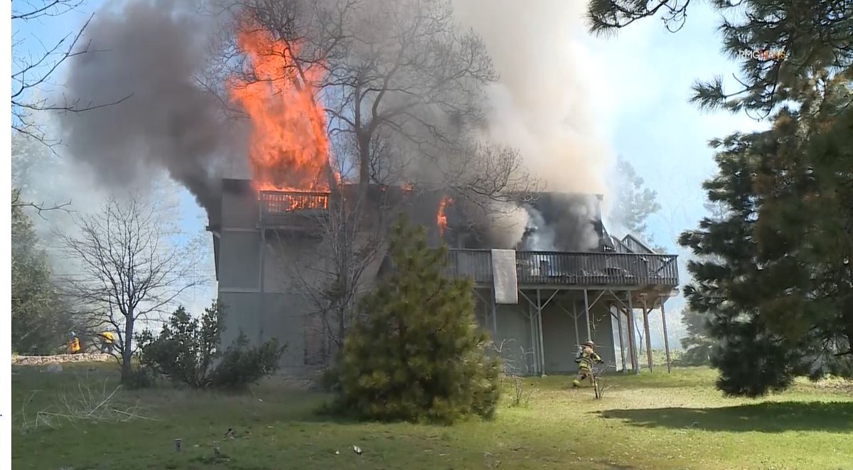SBCOUNTYFIRE's tweet photo. #SBCoFD Crews Battle Well Involved Home in Lake Arrowhead, Two Firefighters injured.

See press release here 👉🏻 https://t.co/OtKU2OU6Py

Photos courtesy of @RMGNews https://t.co/N7ogMEmVdY