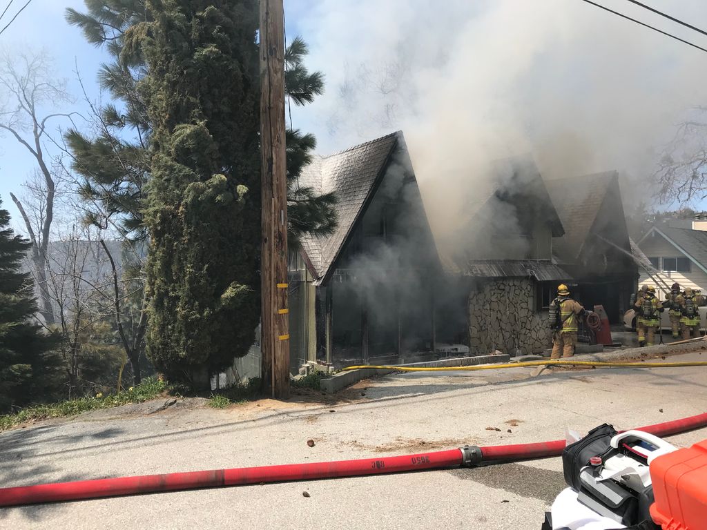 SBCOUNTYFIRE's tweet photo. #SBCoFD Crews Battle Well Involved Home in Lake Arrowhead, Two Firefighters injured.

See press release here 👉🏻 https://t.co/OtKU2OU6Py

Photos courtesy of @RMGNews https://t.co/N7ogMEmVdY