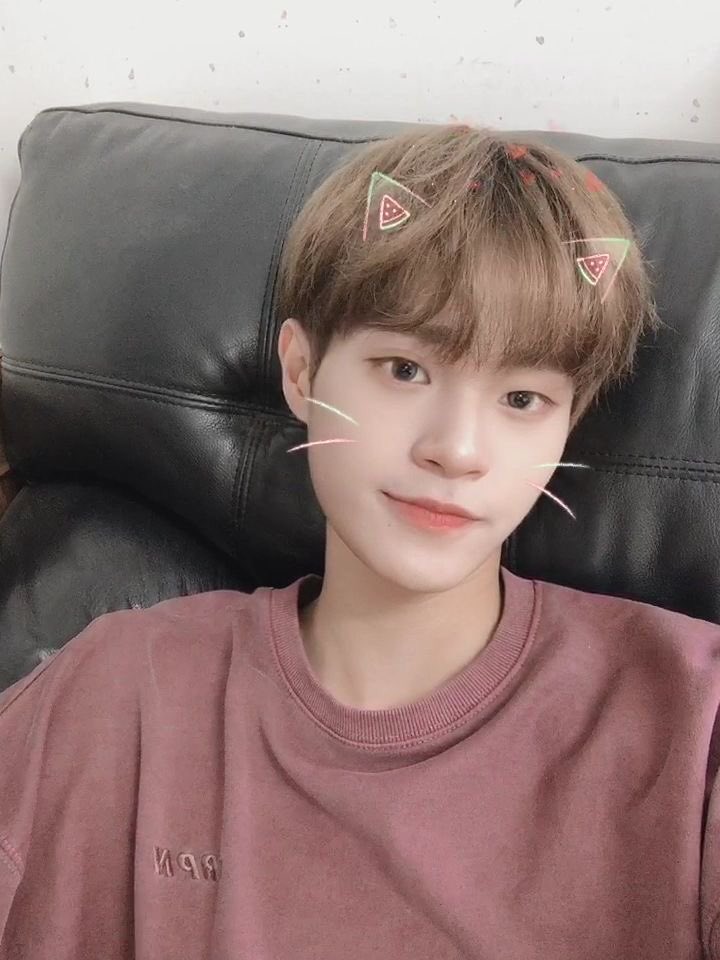 sba dumb messages as lee daehwi selcas: a thread