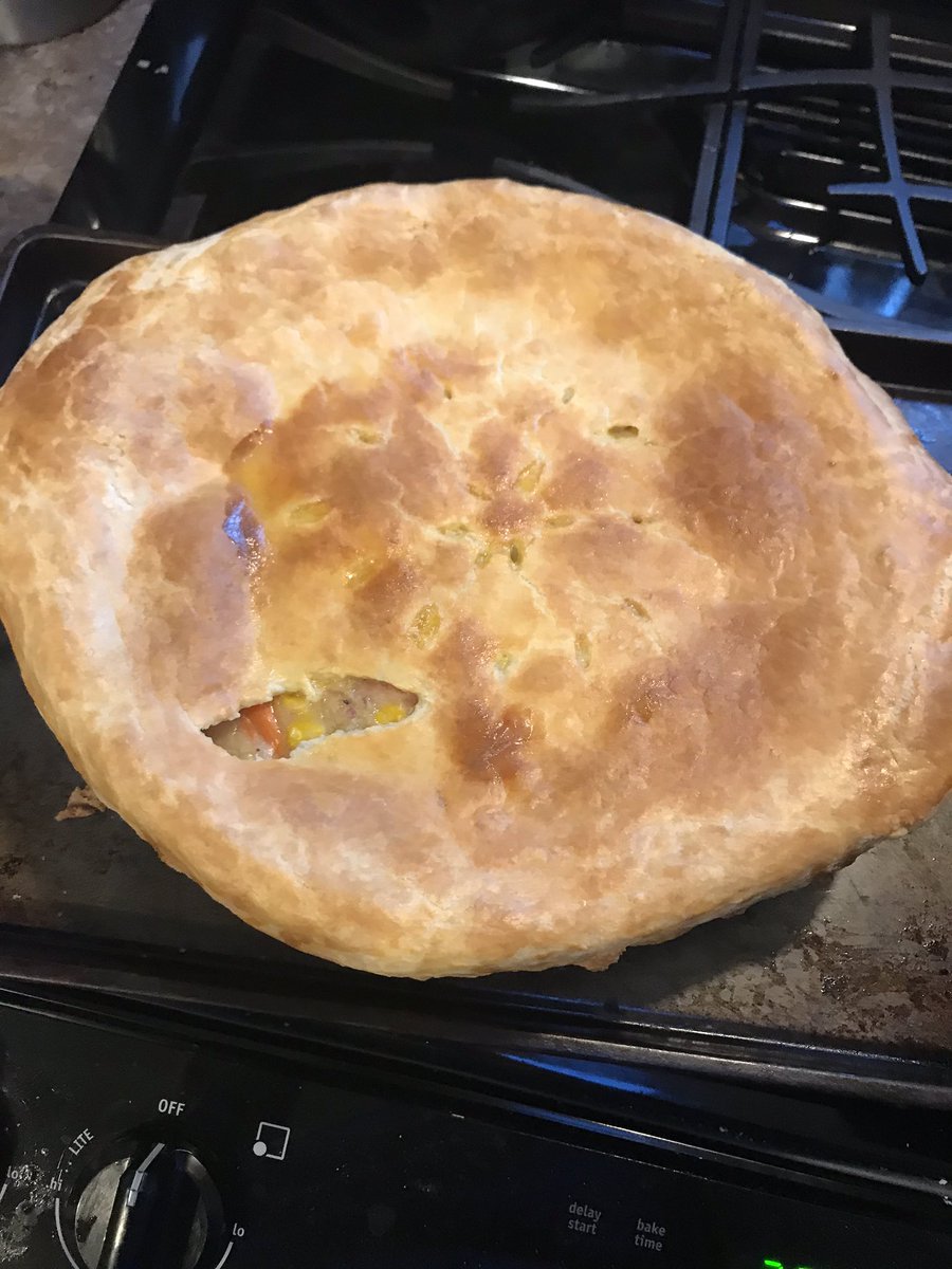 AmyGerade's tweet photo. Nothing better than a homemade pot pie! And no I didn’t make it myself ... I #marriedup! #easterleftovers #hamhamham https://t.co/wZxMOdyitj