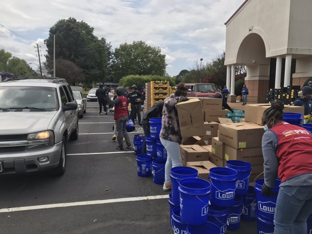 Great day in Memphis,TN helping to feed over 500 families in need Lowes partner with ATOP church and the Memphis Food Bank <a href="/joelcogdell/">joelcogdell</a> <a href="/JonathanH_HD/">Jonathan Holden</a> <a href="/LeakeCara/">Cara Leake</a> <a href="/MarvinREllison/">Marvin Ellison, Chairman & CEO of Lowe’s</a> <a href="/Lowes/">Lowe's</a> <a href="/RobertJ55597237/">Robert Jefferson</a>