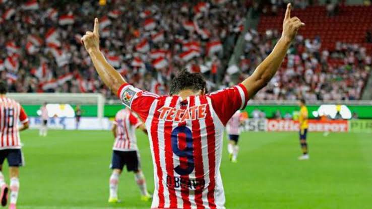 x100preomybravo's tweet photo. Nuestro máximo goleador está libre y puede seguir escribiendo historia en @Chivas lo queremos de regreso @Amauryvz  y que termine su carrera aquí. ¡Que regrese el HISTÓRICO a Chivas! 🙏🏽🤞🏽 #QueremosAlMásBravoEnChivas https://t.co/vTfCWmHQiR