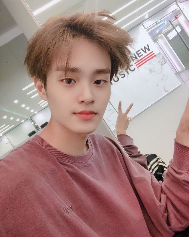 sba dumb messages as lee daehwi selcas: a thread