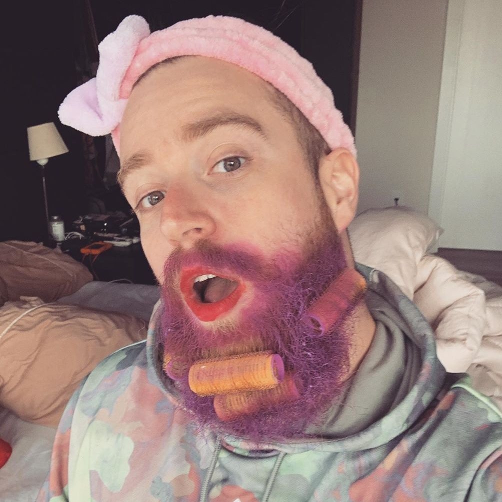 tvlucastv's tweet photo. Antes e depois da maquiagem do @louishoodw, já tô pronto pra festa
#PijamasParty https://t.co/JdmXLRQm5k