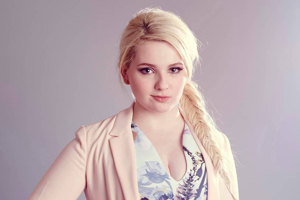 Happy Birthday Abigail Breslin!!  