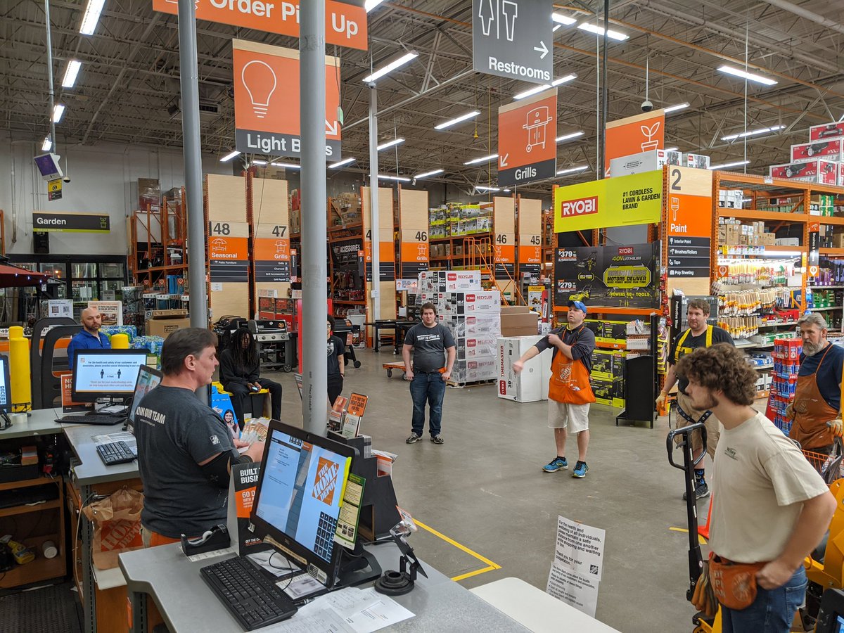 THDFox's tweet image. D38s finest being praised by one of their own 🙌🧡👏 Tony lead the team last week &amp;amp; thanked them all with a much deserved #HomerTime @THD2301 #TeamKentucky  #WereInThisTogether @jerryshoemake10 @mshinnTHD @thd_young @jnny_hd @DavidRidenour19 @HomeDepotLD @4Bengals