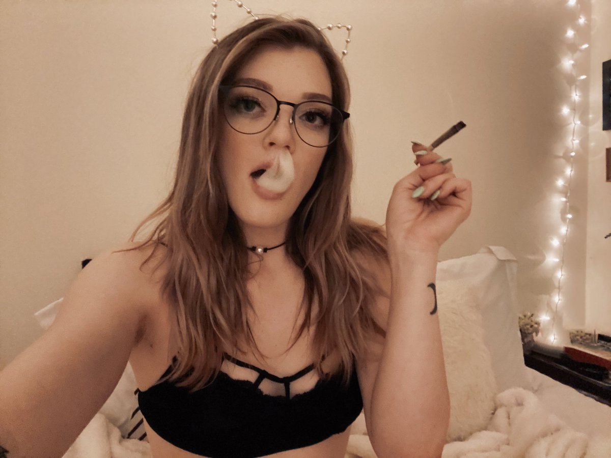 moonxxbby's tweet photo. A wild raye in her natural habitat https://t.co/Q9U6xZuO5k
