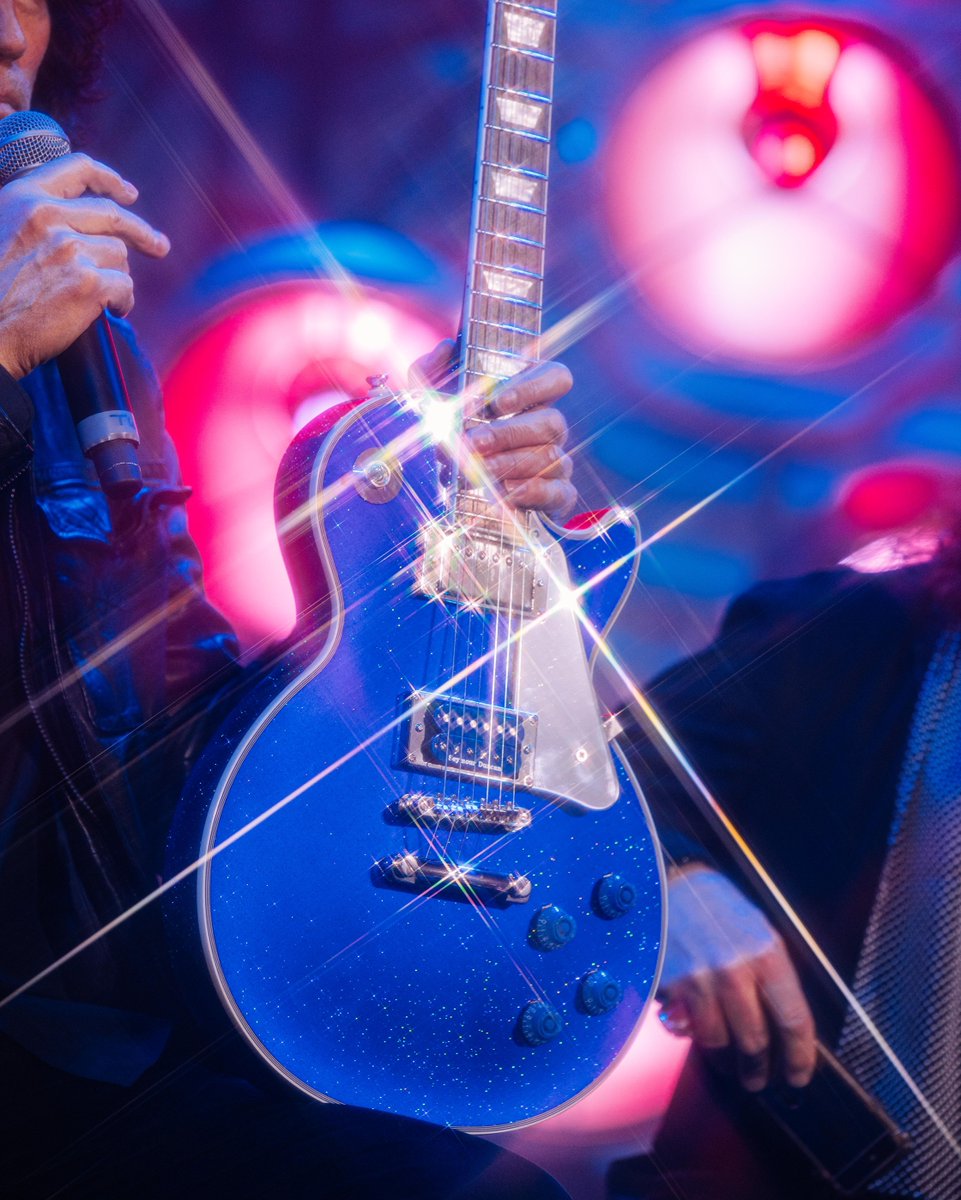 Bringing a little sparkle to your Tuesday with the Tommy Thayer 'Electric Blue' Les Paul #epiphone #homemademusic #foreverystage