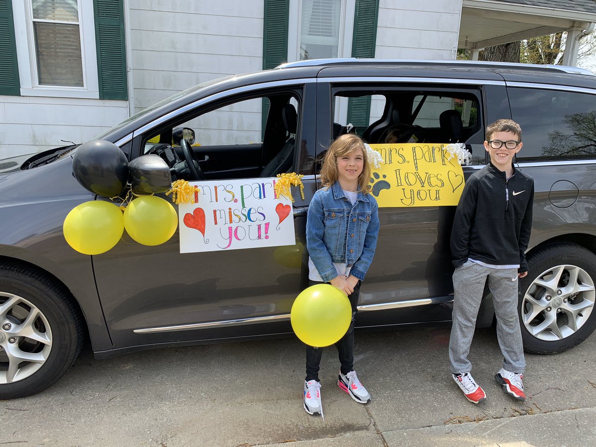 katy_park11's tweet photo. Teacher Parade with my kids at Jefferson Elementary! Staying in our cars and practicing social distancing but still seeing those sweet faces! #missmyjaguars #TeamKentucky #TogetherKY #HealthyAtHome #Patriot https://t.co/A0p4fUlMmj
