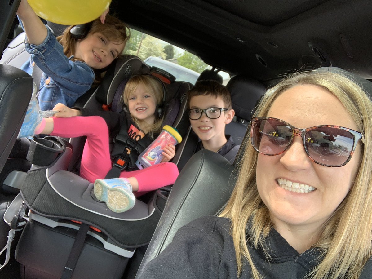 katy_park11's tweet photo. Teacher Parade with my kids at Jefferson Elementary! Staying in our cars and practicing social distancing but still seeing those sweet faces! #missmyjaguars #TeamKentucky #TogetherKY #HealthyAtHome #Patriot https://t.co/A0p4fUlMmj
