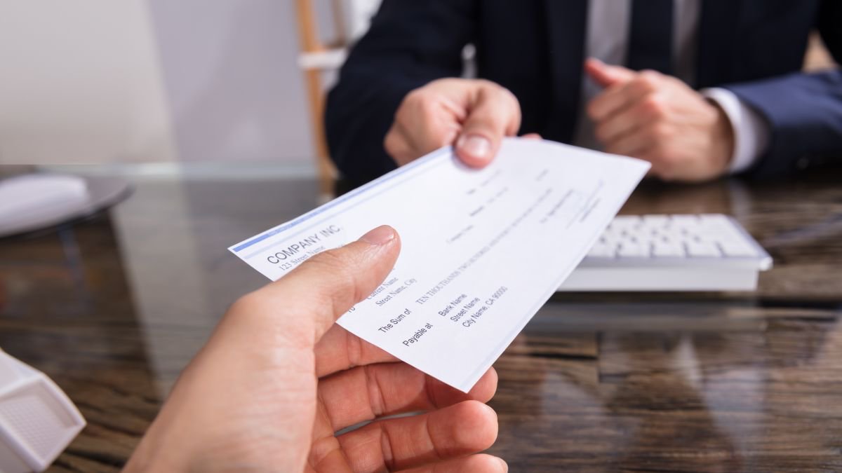 TheRoot's tweet photo. Banks May Have the Authority to Take Your Stimulus Check and Use It to Pay Off Loans and Fees: https://t.co/UaHA79T2IE https://t.co/NYfeLy0YcN