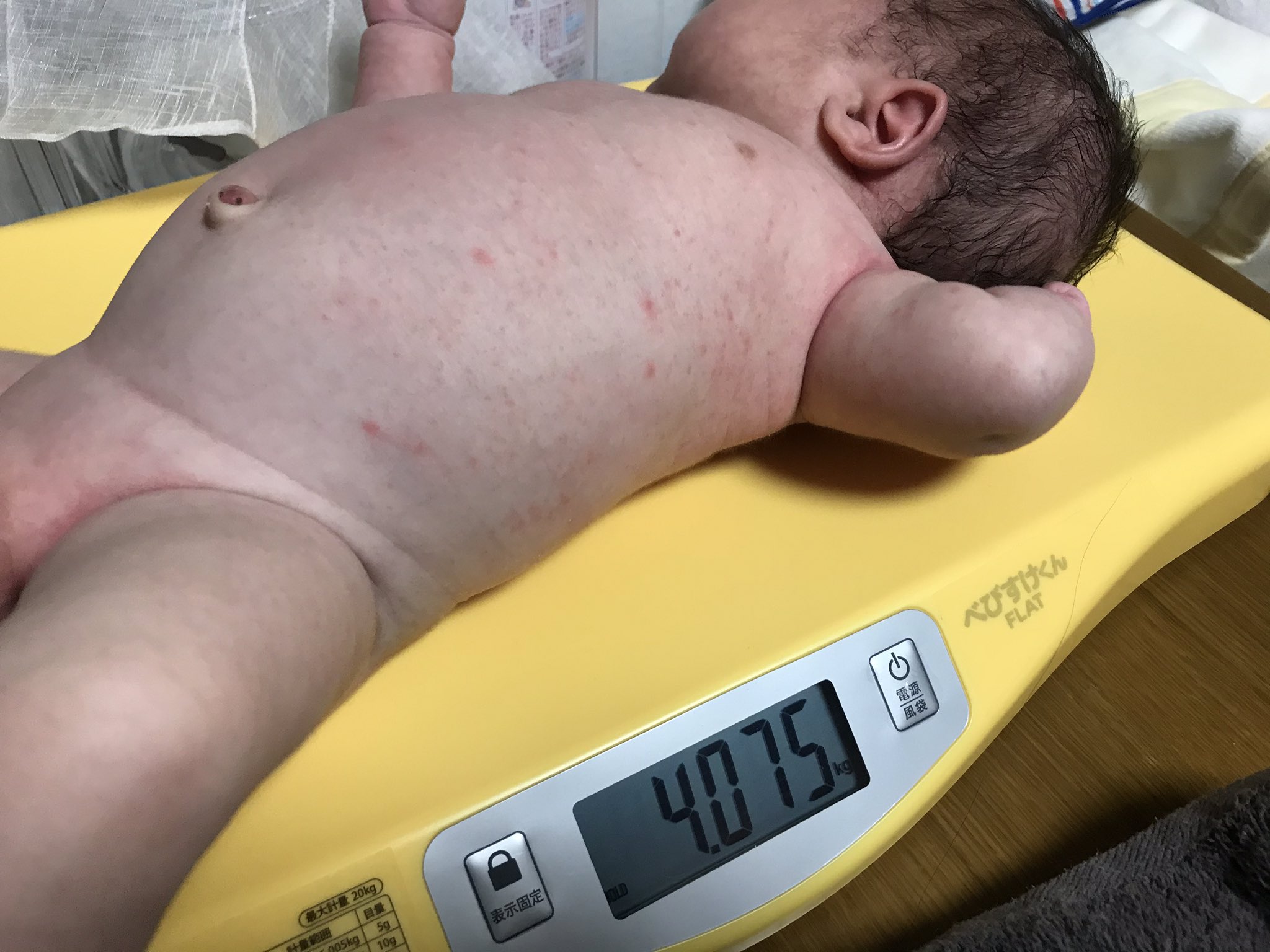 تويتر みかべ على تويتر 本日生後2ヶ月を迎えました 2500gで生まれた長男は5000gに 1500gで生まれた次男は4000gになりました T Co Hqdmrwthmz