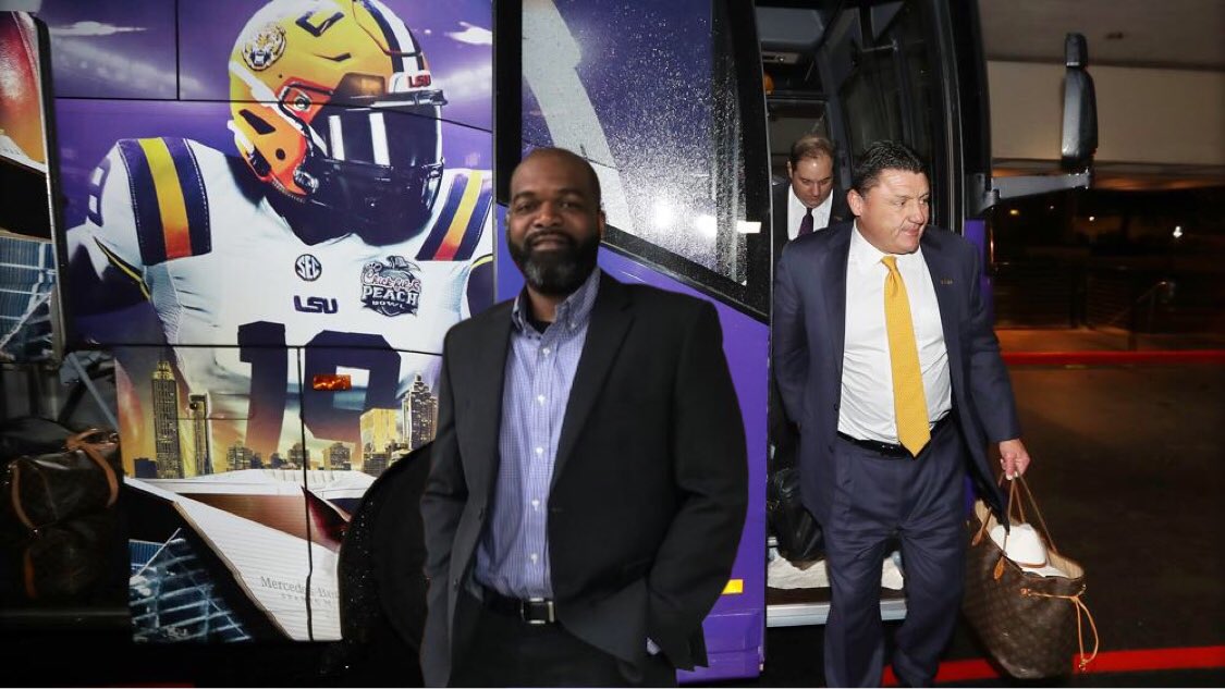 bigwil225's tweet photo. Coach @FauxLes came thru again and found some pics of me and the boys this past season. Yes, I posed the same and wore the same clothes in these pics. Details. 🤷🏾‍♂️ #GeauxTigers https://t.co/MUUQ5VgiXa