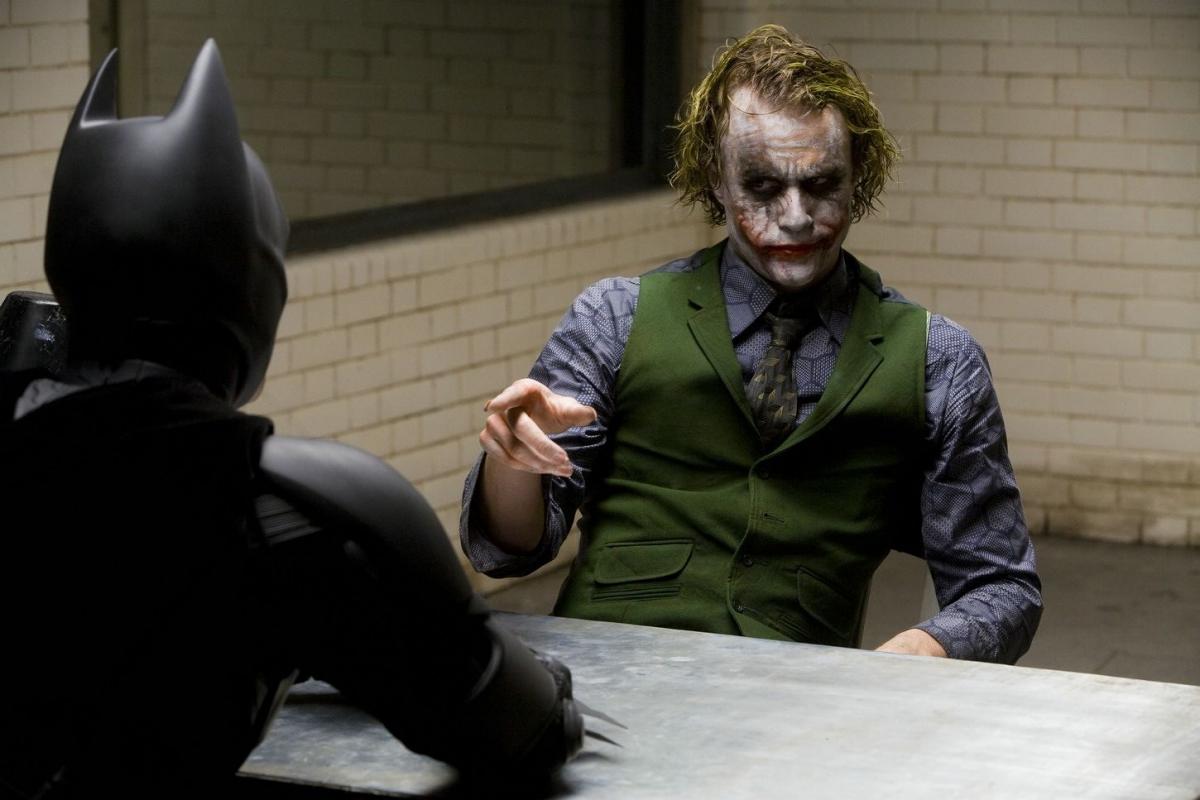 The dark knight, le film est très bon je trouve mais je trouve aussi qu'il repose quasi uniquement sur les performances incroyables de Bale et surtout de Heath Ledger (meilleur joker ça bouge pas) mais que l'histoire est moins prenante et on s'attache moins a batman... 7/10