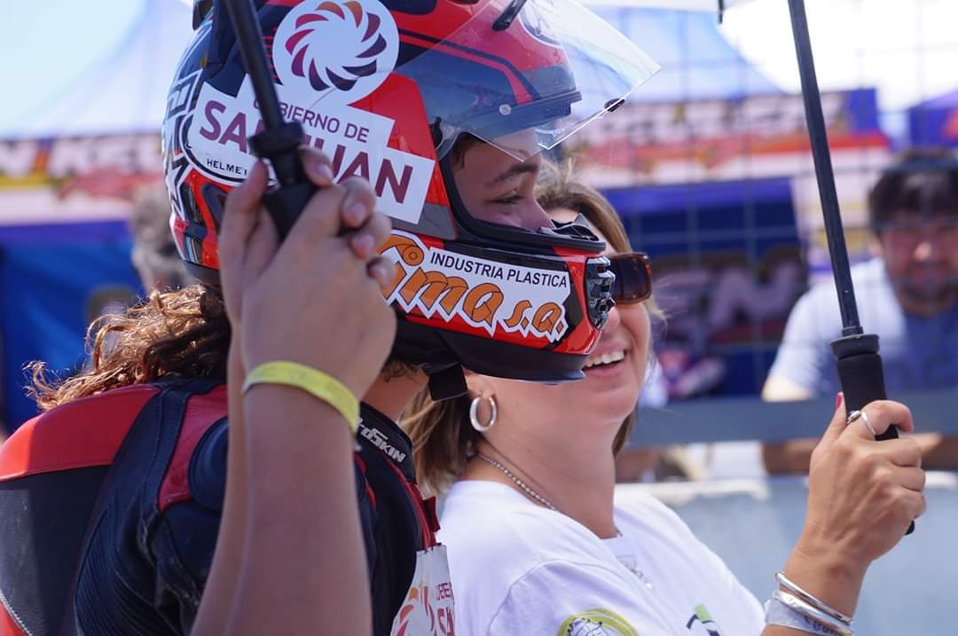 JUANI777R's tweet photo. La #sonrisa es la mejor compañera de la #cuarentena... aunque se extrañe sonreír en pista... ahora no queda otra que saber esperar cuando mostrar los dientes..

#sbkargentino #teammoscatello #yamahar3
#deportesanjuan
#scimmiasuplemento
#moscatelloteam
#supermercadoRo-MAR
#fimaS.A https://t.co/iJmj8HO6ki